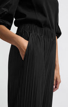 Load image into Gallery viewer, Jersey Plisse Wide Leg Trouser - Black