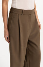 Load image into Gallery viewer, Barrel leg trousers with pleat detail - Teak Brown