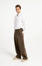 Load image into Gallery viewer, Barrel leg trousers with pleat detail - Teak Brown