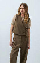 Load image into Gallery viewer, Barrel leg trousers with pleat detail - Teak Brown