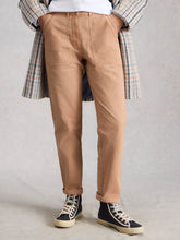 Load image into Gallery viewer, Twister Chino Ankle Trouser - Light Natural
