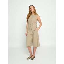 Load image into Gallery viewer, Famey Vest - Sand
