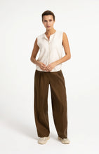 Load image into Gallery viewer, Knitted top with button detail - Off White
