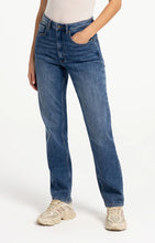 Load image into Gallery viewer, Straight Leg 32" High Rise Denim
