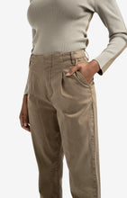 Load image into Gallery viewer, Chino Trouser with Pleat - Capers Brown
