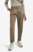 Load image into Gallery viewer, Chino Trouser with Pleat - Capers Brown
