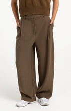 Load image into Gallery viewer, Barrel leg trousers with pleat detail - Teak Brown
