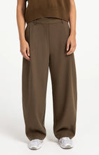 Load image into Gallery viewer, Barrel leg trousers with pleat detail - Teak Brown
